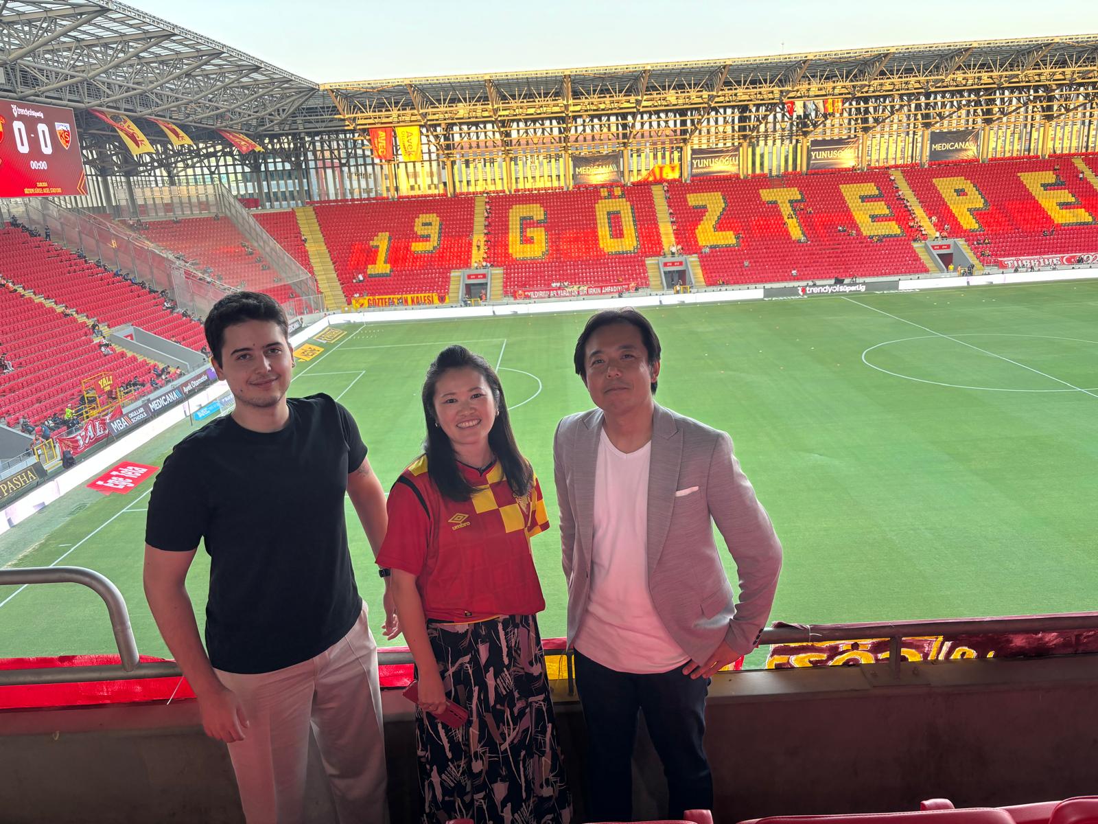 Batuhan Çakıroğlu with the Gakken team at Göztepe's stadium in Izmir