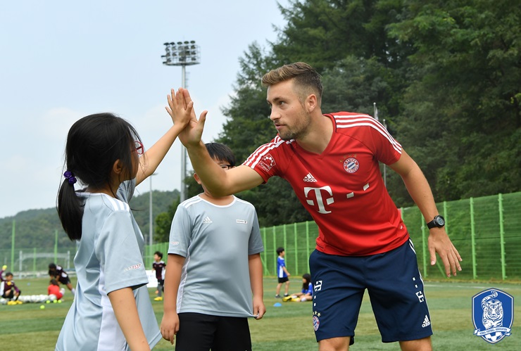 David Miadi working at FC Bayern Munich in Korea