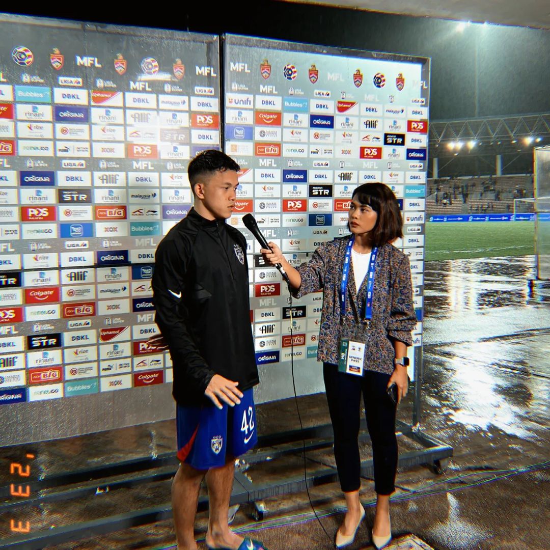 Elli interviewing a player as part of Astro's Malaysia Super League coverage