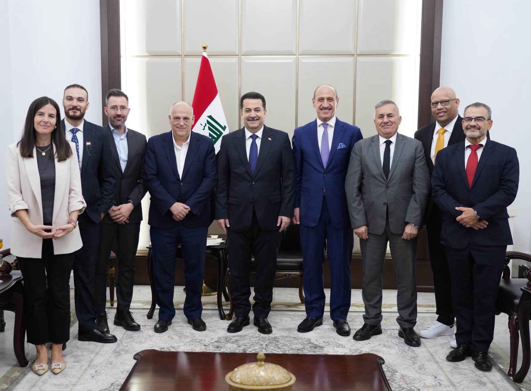 Javier Jiménez Sacristán with the La Liga Iraq stakeholders and team