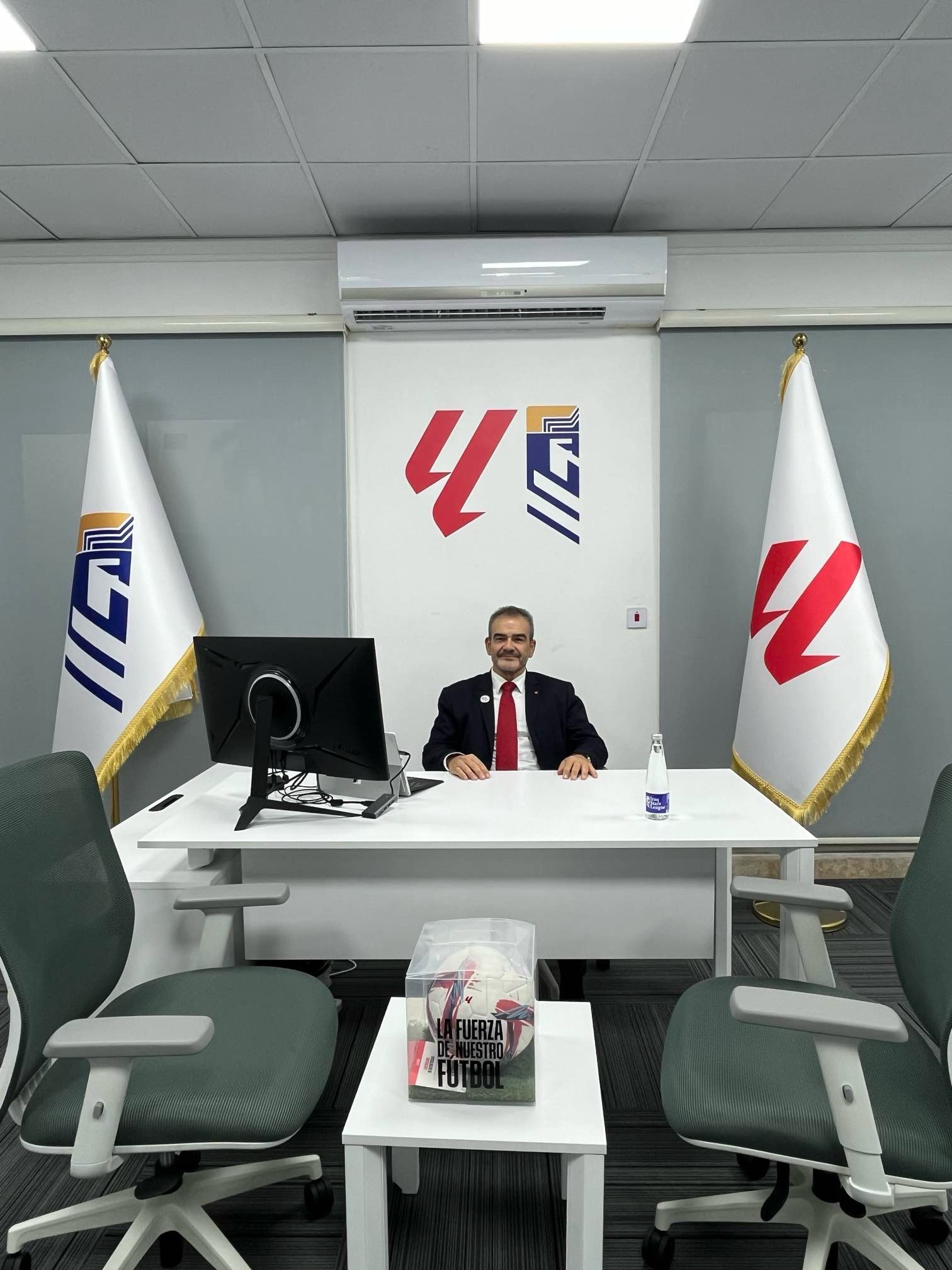 Javier Jiménez Sacristán at his desk in Iraq