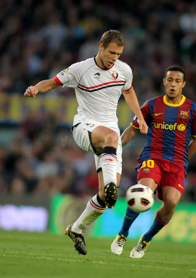 Hungarian footballer Krisztián Vadócz with Osasuna against Barcelona (Thiago Alcantara)
