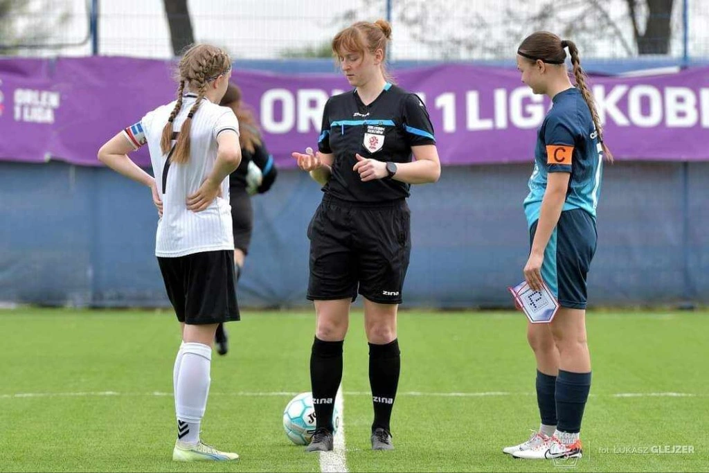 Referee Małgorzata Miniak with players before a match