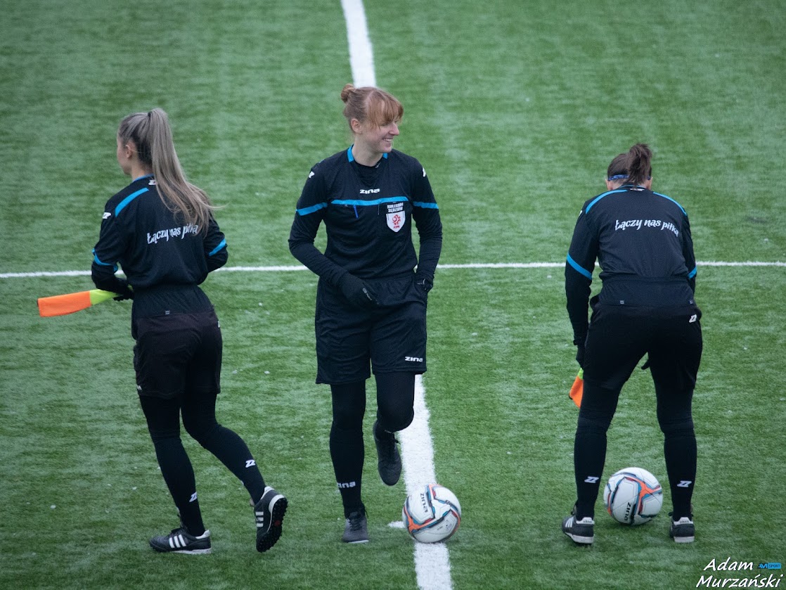 Referee Małgorzata Miniak and her team